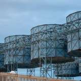 Il rivestimento cilindrico dall'intenso colore celeste fu adottato negli anni 80 per ridurre il rumore delle ventole, insopportabile per gli abitanti della zona, soprattutto di notte